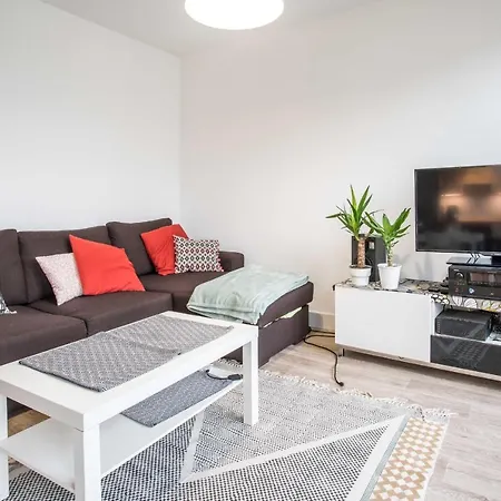 Nice Bright Apartment Near Nation *